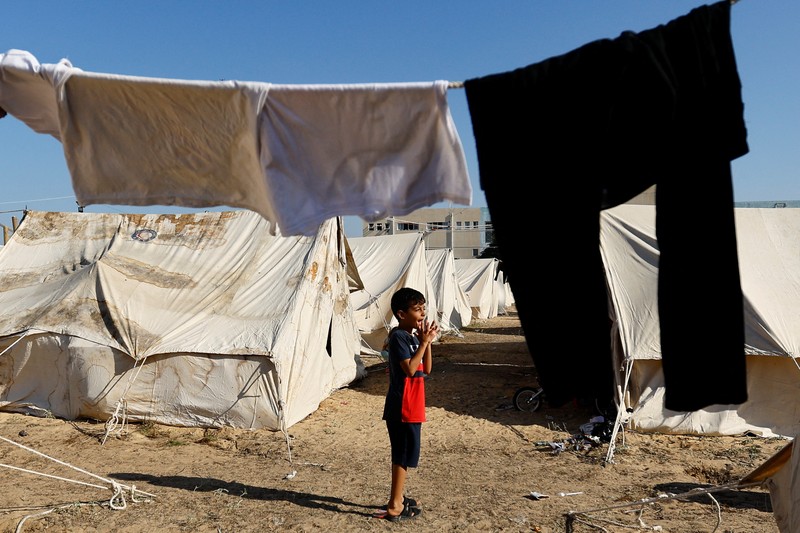 Warga Palestina, yang meninggalkan rumah mereka di tengah serangan Israel, berlindung di tenda kamp di sebuah pusat yang dikelola PBB, setelah Israel menyerukan agar lebih dari 1 juta warga sipil di Gaza utara untuk pindah ke selatan, di Khan Younis di Jalur Gaza selatan, Oktober 19 Agustus 2023. Warga Palestina, yang meninggalkan rumah mereka di tengah serangan Israel, berlindung di tenda kamp di sebuah pusat yang dikelola PBB, setelah Israel menyerukan agar lebih dari 1 juta warga sipil di Gaza utara untuk pindah ke selatan, di Khan Younis di Jalur Gaza selatan, Oktober 19 Agustus 2023. REUTERS/Ibraheem Abu Mustafa