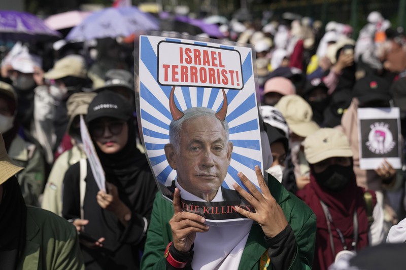 Seorang pengunjuk rasa memperlihatkan poster Perdana Menteri Israel Benjamin Netanyahu yang dirusak selama unjuk rasa mendukung rakyat Palestina di luar Kementerian Luar Negeri Indonesia di Jakarta, Indonesia, Jumat, 20 Oktober 2023. Seorang pengunjuk rasa memperlihatkan poster Perdana Menteri Israel Benjamin Netanyahu yang dirusak selama unjuk rasa mendukung rakyat Palestina di luar Kementerian Luar Negeri Indonesia di Jakarta, Indonesia, Jumat, 20 Oktober 2023. Ratusan orang melancarkan protes di ibu kota Indonesia pada hari Jumat untuk mengecam kelompok tersebut. Dukungan Amerika terhadap Israel dan menuntut diakhirinya serangan udara Israel di Jalur Gaza. (AP Photo/Dita Alangkara)