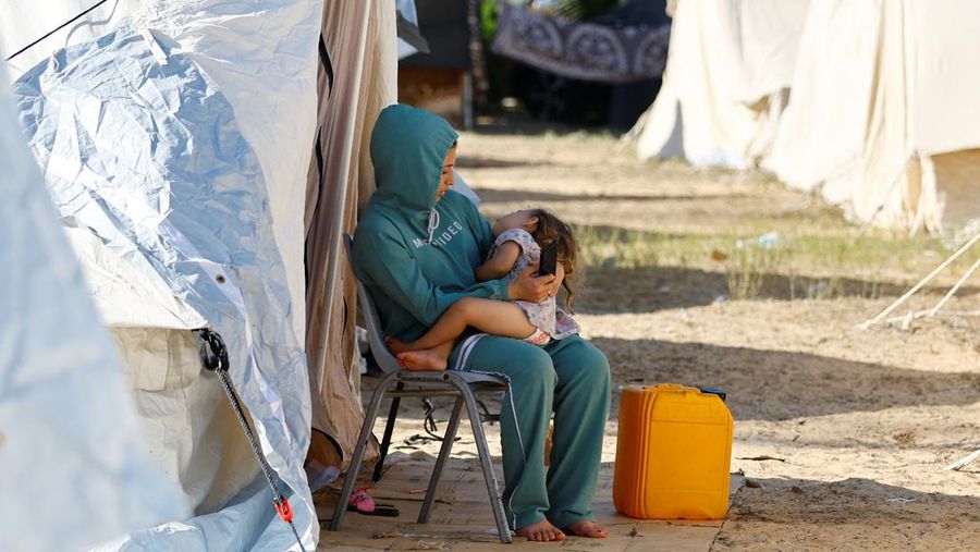 Warga Palestina, yang meninggalkan rumah mereka di tengah serangan Israel, berlindung di tenda kamp di sebuah pusat yang dikelola PBB, setelah Israel menyerukan agar lebih dari 1 juta warga sipil di Gaza utara untuk pindah ke selatan, di Khan Younis di Jalur Gaza selatan, Oktober 19 Agustus 2023. REUTERS/Ibraheem Abu Mustafa