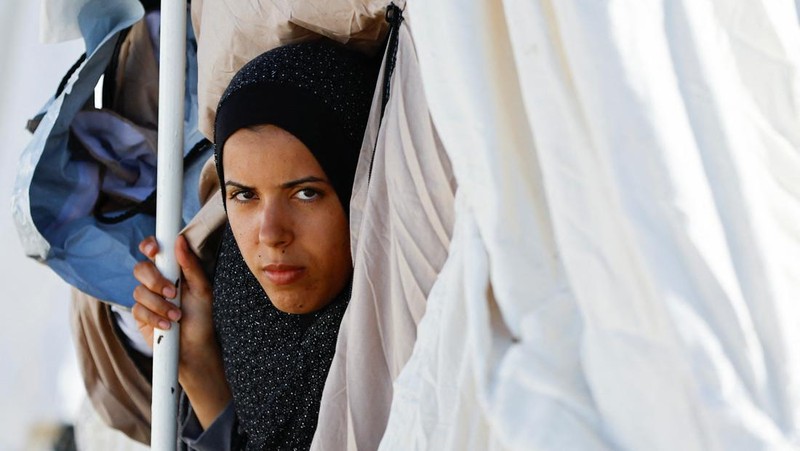 Warga Palestina, yang meninggalkan rumah mereka di tengah serangan Israel, berlindung di tenda kamp di sebuah pusat yang dikelola PBB, setelah Israel menyerukan agar lebih dari 1 juta warga sipil di Gaza utara untuk pindah ke selatan, di Khan Younis di Jalur Gaza selatan, Oktober 19 Agustus 2023. REUTERS/Ibraheem Abu Mustafa