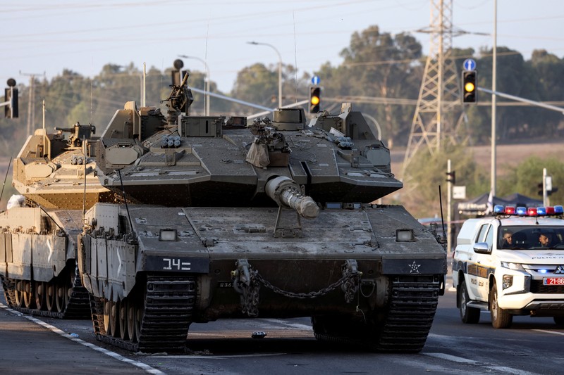 Menteri Pertahanan Israel Yoav Gallant bertemu tentara di lapangan dekat perbatasan Israel dengan Jalur Gaza, di Israel selatan 19 Oktober 2023. Menteri Pertahanan Israel Yoav Gallant bertemu tentara di lapangan dekat perbatasan Israel dengan Jalur Gaza, di Israel selatan 19 Oktober 2023. (REUTERS/Ronen Zvulun)