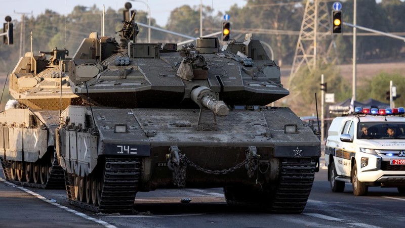 Menteri Pertahanan Israel Yoav Gallant bertemu tentara di lapangan dekat perbatasan Israel dengan Jalur Gaza, di Israel selatan 19 Oktober 2023. (REUTERS/Ronen Zvulun)