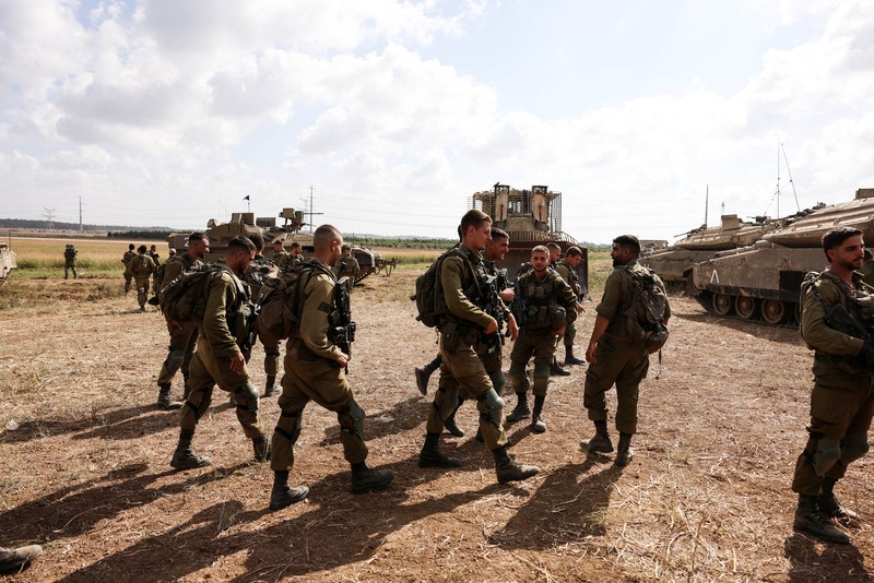Menteri Pertahanan Israel Yoav Gallant bertemu tentara di lapangan dekat perbatasan Israel dengan Jalur Gaza, di Israel selatan 19 Oktober 2023. Menteri Pertahanan Israel Yoav Gallant bertemu tentara di lapangan dekat perbatasan Israel dengan Jalur Gaza, di Israel selatan 19 Oktober 2023. (REUTERS/Ronen Zvulun)