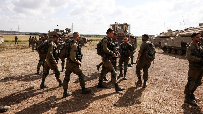 Menteri Pertahanan Israel Yoav Gallant bertemu tentara di lapangan dekat perbatasan Israel dengan Jalur Gaza, di Israel selatan 19 Oktober 2023. (REUTERS/Ronen Zvulun)