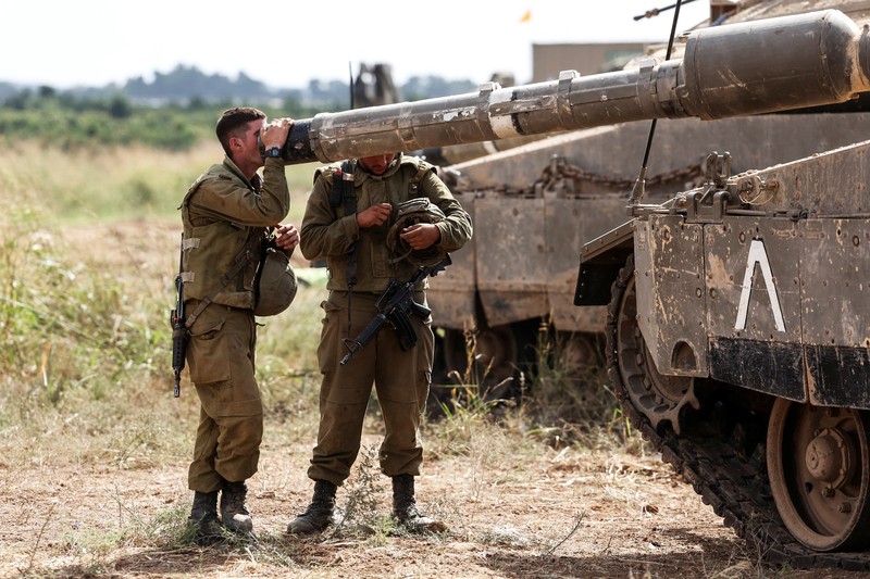 Menteri Pertahanan Israel Yoav Gallant bertemu tentara di lapangan dekat perbatasan Israel dengan Jalur Gaza, di Israel selatan 19 Oktober 2023. Menteri Pertahanan Israel Yoav Gallant bertemu tentara di lapangan dekat perbatasan Israel dengan Jalur Gaza, di Israel selatan 19 Oktober 2023. (REUTERS/Ronen Zvulun)