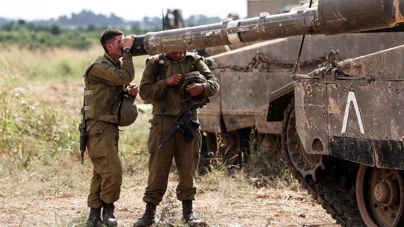 Menteri Pertahanan Israel Yoav Gallant bertemu tentara di lapangan dekat perbatasan Israel dengan Jalur Gaza, di Israel selatan 19 Oktober 2023. (REUTERS/Ronen Zvulun)