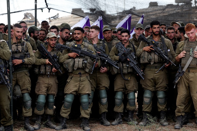 Menteri Pertahanan Israel Yoav Gallant bertemu tentara di lapangan dekat perbatasan Israel dengan Jalur Gaza, di Israel selatan 19 Oktober 2023. Menteri Pertahanan Israel Yoav Gallant bertemu tentara di lapangan dekat perbatasan Israel dengan Jalur Gaza, di Israel selatan 19 Oktober 2023. (REUTERS/Ronen Zvulun)