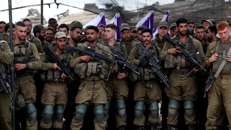 Menteri Pertahanan Israel Yoav Gallant bertemu tentara di lapangan dekat perbatasan Israel dengan Jalur Gaza, di Israel selatan 19 Oktober 2023. (REUTERS/Ronen Zvulun)
