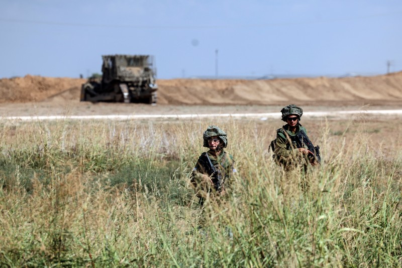 Menteri Pertahanan Israel Yoav Gallant bertemu tentara di lapangan dekat perbatasan Israel dengan Jalur Gaza, di Israel selatan 19 Oktober 2023. Menteri Pertahanan Israel Yoav Gallant bertemu tentara di lapangan dekat perbatasan Israel dengan Jalur Gaza, di Israel selatan 19 Oktober 2023. (REUTERS/Ronen Zvulun)