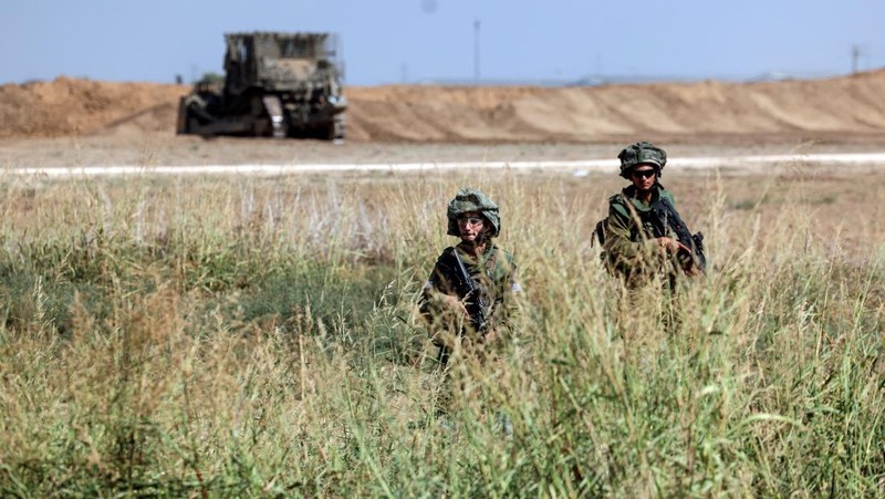 Menteri Pertahanan Israel Yoav Gallant bertemu tentara di lapangan dekat perbatasan Israel dengan Jalur Gaza, di Israel selatan 19 Oktober 2023. (REUTERS/Ronen Zvulun)