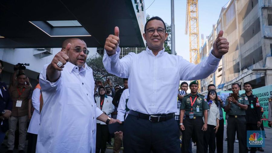 Calon presiden Anies Baswedan tiba untuk menjalani tes kesehatan di RSPAD Gatot Soebroto, Jakarta, Sabtu (21/10/2023). (CNBC Indonesia/Faisal Rahman)