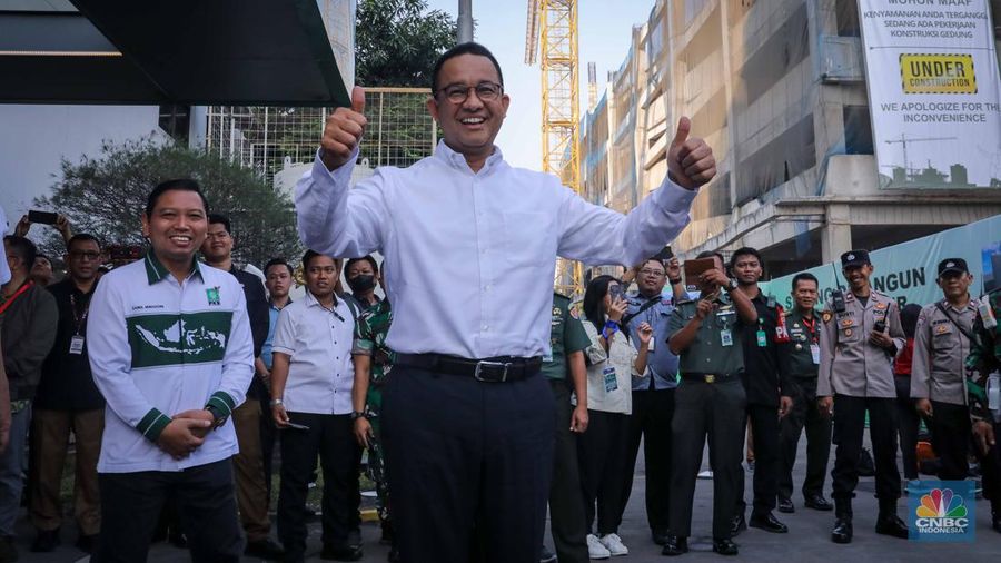 Calon presiden Anies Baswedan tiba untuk menjalani tes kesehatan di RSPAD Gatot Soebroto, Jakarta, Sabtu (21/10/2023). (CNBC Indonesia/Faisal Rahman)