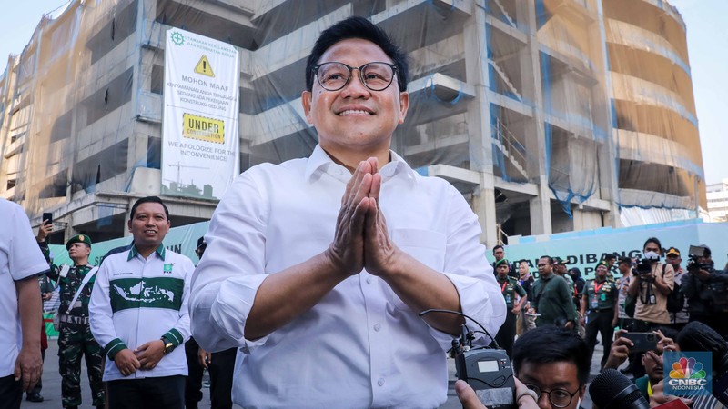 Pasangan capres-cawapres Anies Baswedan-Muhain Iskandar bersiap untuk menjalani tes kesehatan di RSPAD Gatot Soebroto, Jakarta, Sabtu (21/10/2023). (CNBC Indonesia/Faisal Rahman) Pasangan bacapres dan bacawapres Anies Baswedan-Muhain Iskandar (Cak Imin) bersiap untuk menjalani tes kesehatan di RSPAD Gatot Soebroto, Jakarta, Sabtu (21/10/2023). (CNBC Indonesia/Faisal Rahman)