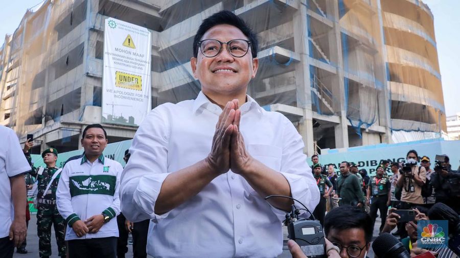 Calon wakil presiden Muhaimin Iskandar atau Cak Imin tiba untuk menjalani tes kesehatan di RSPAD Gatot Soebroto, Jakarta, Sabtu (21/10/2023). (CNBC Indonesia/Faisal Rahman)