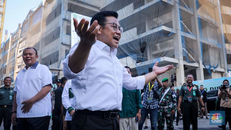 Calon wakil presiden Muhaimin Iskandar atau Cak Imin tiba untuk menjalani tes kesehatan di RSPAD Gatot Soebroto, Jakarta, Sabtu (21/10/2023). (CNBC Indonesia/Faisal Rahman)