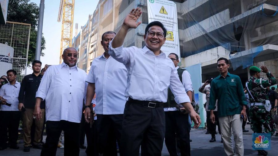 Calon wakil presiden Muhaimin Iskandar atau Cak Imin tiba untuk menjalani tes kesehatan di RSPAD Gatot Soebroto, Jakarta, Sabtu (21/10/2023). (CNBC Indonesia/Faisal Rahman)