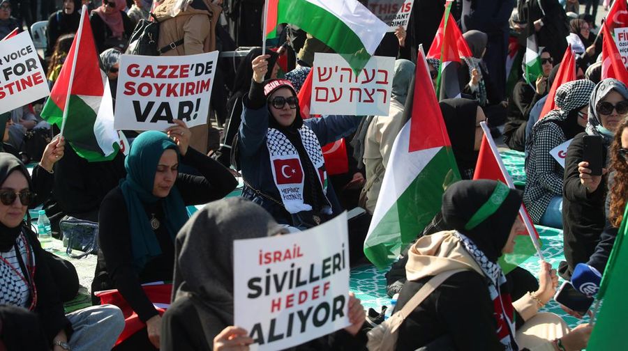 Demonstran pro-Palestina mengambil bagian dalam protes duduk ketika konflik antara Israel dan Hamas berlanjut, di Istanbul, Turki, Jumat (20/10/2023). (REUTERS/Dilara Senkaya) Demonstran pro-Palestina mengambil bagian dalam protes duduk ketika konflik antara Israel dan Hamas berlanjut, di Istanbul, Turki, Jumat (20/10/2023). (REUTERS/Dilara Senkaya)