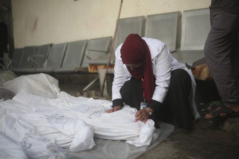 Keluarga berduka atas tewasnya korban pemboman Israel di Jalur Gaza di Rafah pada Sabtu, (21/10/2023). (AP Photo/Hatem Ali) Keluarga berduka atas tewasnya korban pemboman Israel di Jalur Gaza di Rafah pada Sabtu, (21/10/2023). (AP Photo/Hatem Ali)