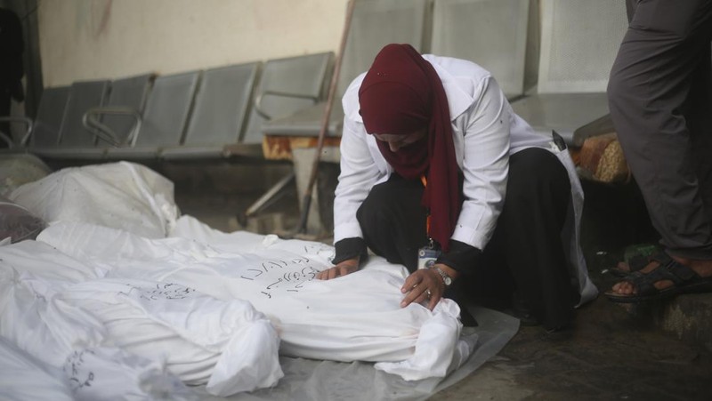 Keluarga berduka atas tewasnya korban pemboman Israel di Jalur Gaza di Rafah pada Sabtu, (21/10/2023). (AP Photo/Hatem Ali)