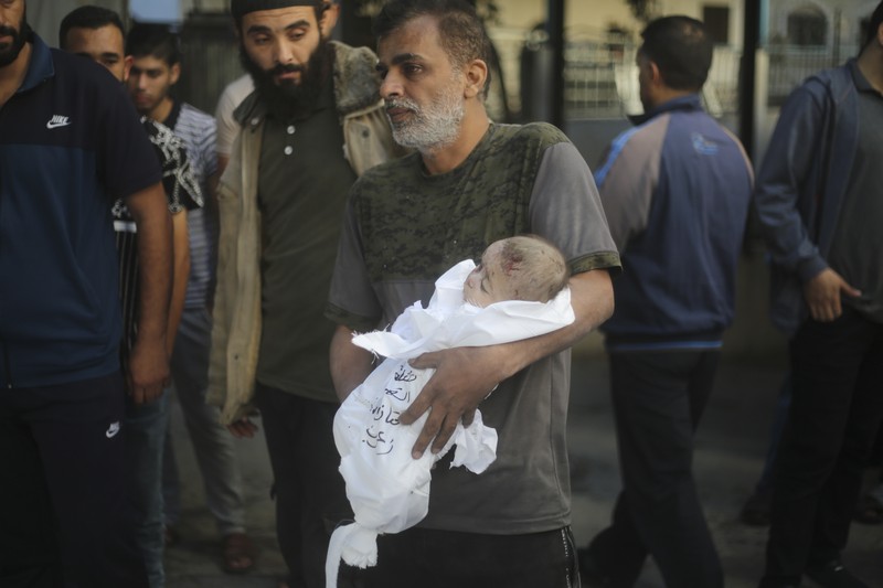 Keluarga berduka atas tewasnya korban pemboman Israel di Jalur Gaza di Rafah pada Sabtu, (21/10/2023). (AP Photo/Hatem Ali) Keluarga berduka atas tewasnya korban pemboman Israel di Jalur Gaza di Rafah pada Sabtu, (21/10/2023). (AP Photo/Hatem Ali)