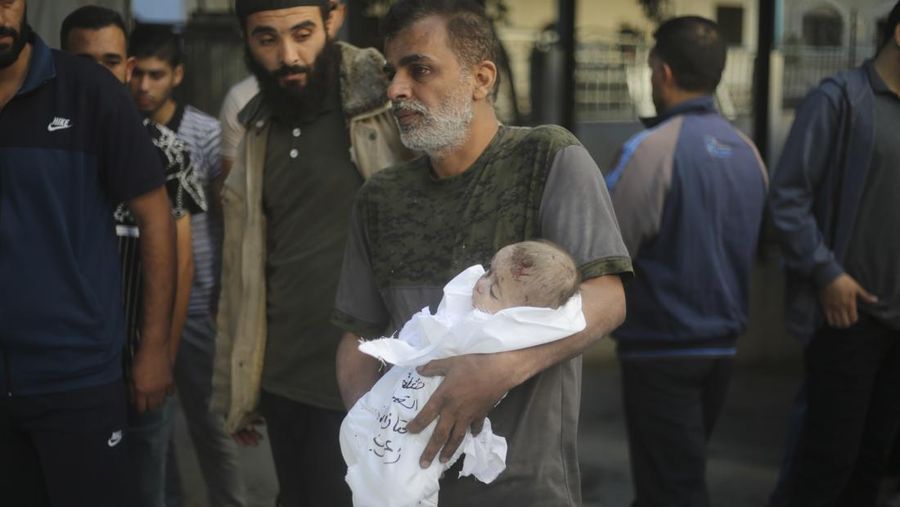 Keluarga berduka atas tewasnya korban pemboman Israel di Jalur Gaza di Rafah pada Sabtu, (21/10/2023). (AP Photo/Hatem Ali)