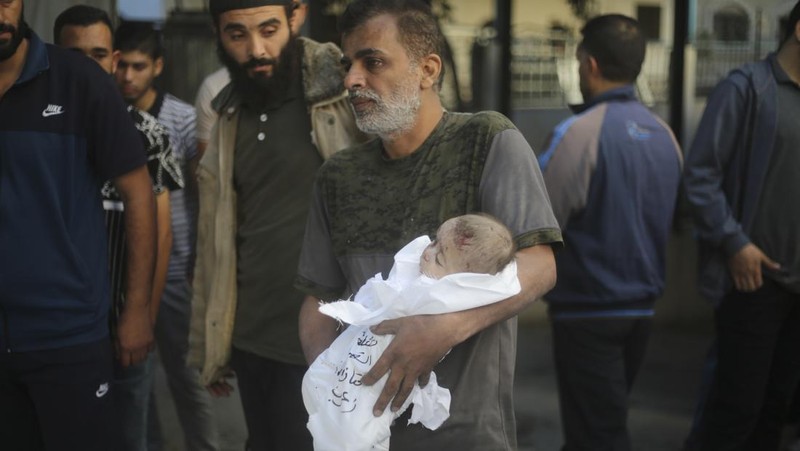 Keluarga berduka atas tewasnya korban pemboman Israel di Jalur Gaza di Rafah pada Sabtu, (21/10/2023). (AP Photo/Hatem Ali)