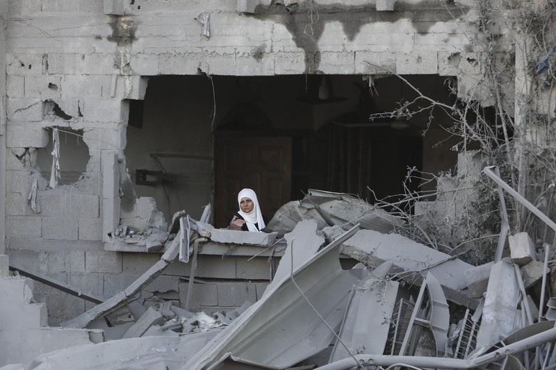 Keluarga berduka atas tewasnya korban pemboman Israel di Jalur Gaza di Rafah pada Sabtu, (21/10/2023). (AP Photo/Hatem Ali) Keluarga berduka atas tewasnya korban pemboman Israel di Jalur Gaza di Rafah pada Sabtu, (21/10/2023). (AP Photo/Hatem Ali)