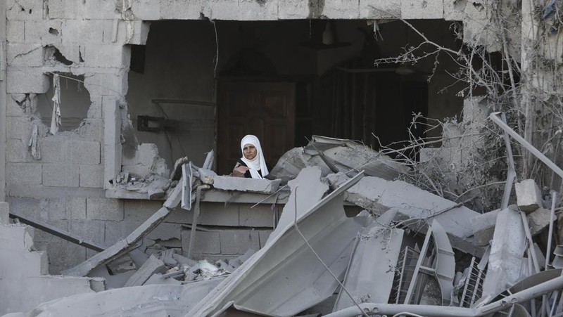 Keluarga berduka atas tewasnya korban pemboman Israel di Jalur Gaza di Rafah pada Sabtu, (21/10/2023). (AP Photo/Hatem Ali)