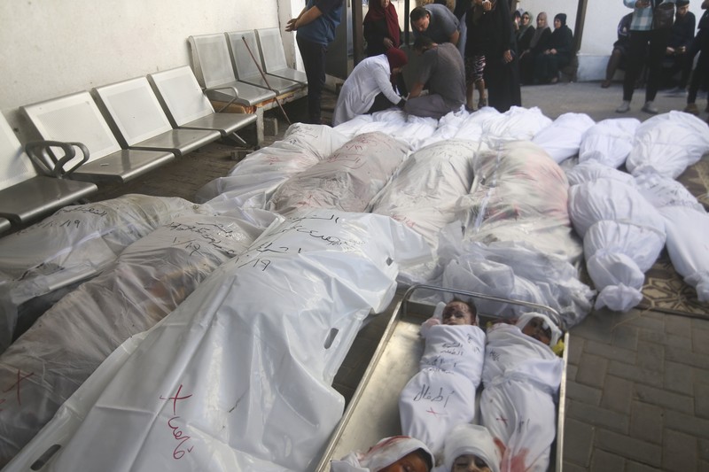 Keluarga berduka atas tewasnya korban pemboman Israel di Jalur Gaza di Rafah pada Sabtu, (21/10/2023). (AP Photo/Hatem Ali) Keluarga berduka atas tewasnya korban pemboman Israel di Jalur Gaza di Rafah pada Sabtu, (21/10/2023). (AP Photo/Hatem Ali)