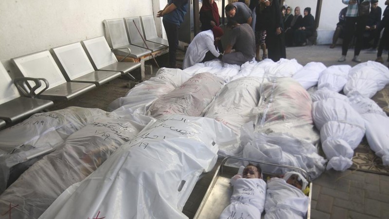 Keluarga berduka atas tewasnya korban pemboman Israel di Jalur Gaza di Rafah pada Sabtu, (21/10/2023). (AP Photo/Hatem Ali)