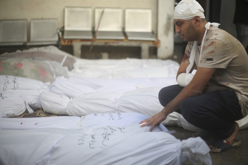 Keluarga berduka atas tewasnya korban pemboman Israel di Jalur Gaza di Rafah pada Sabtu, (21/10/2023). (AP Photo/Hatem Ali) Keluarga berduka atas tewasnya korban pemboman Israel di Jalur Gaza di Rafah pada Sabtu, (21/10/2023). (AP Photo/Hatem Ali)