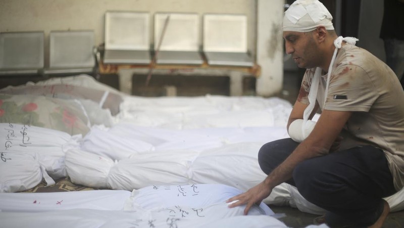 Keluarga berduka atas tewasnya korban pemboman Israel di Jalur Gaza di Rafah pada Sabtu, (21/10/2023). (AP Photo/Hatem Ali)