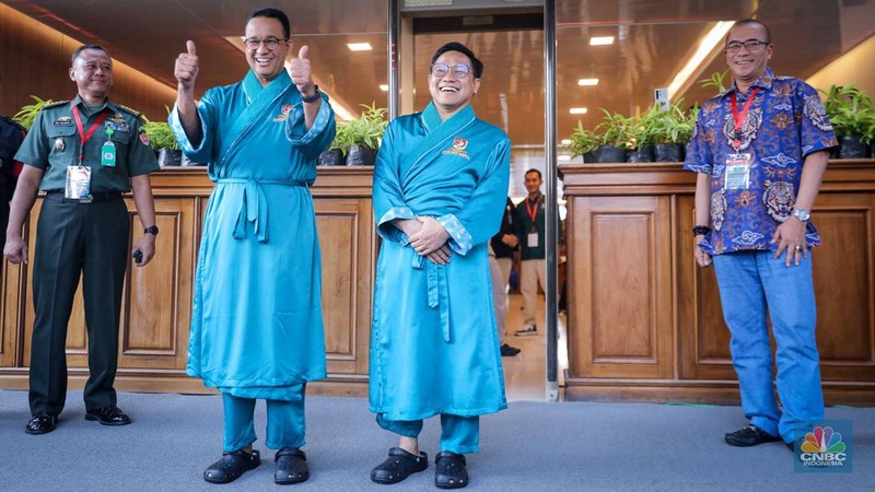Pasangan bacapres dan bacawapres Anies Baswedan-Muhain Iskandar (Cak Imin) bersiap untuk menjalani tes kesehatan di RSPAD Gatot Soebroto, Jakarta, Sabtu (21/10/2023). (CNBC Indonesia/Faisal Rahman)