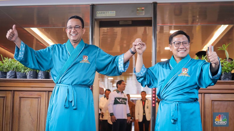 Pasangan calon Prabowo Subianto dan Gibran Rakabuming Raka saat mengikuti kirab budaya arak arakan di kawasan taman Suropati menuju KPU, Jakarta, Rabu (25/10/2023). Pasangan calon Prabowo Subianto dan Gibran Rakabuming Raka saat mengikuti kirab budaya arak arakan di kawasan taman Suropati menuju KPU, Jakarta, Rabu (25/10/2023). (CNBC Indonesia/Muhammad Sabki)