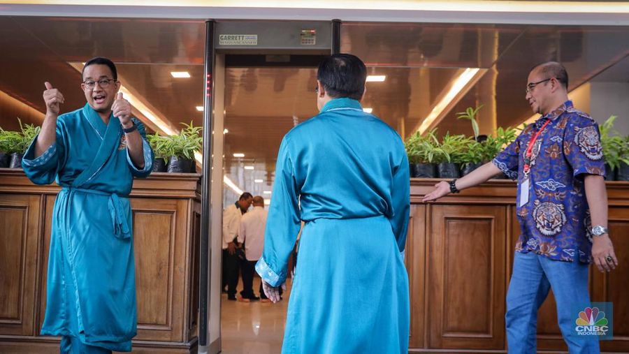 Pasangan bacapres dan bacawapres Anies Baswedan-Muhain Iskandar (Cak Imin) bersiap untuk menjalani tes kesehatan di RSPAD Gatot Soebroto, Jakarta, Sabtu (21/10/2023). (CNBC Indonesia/Faisal Rahman)