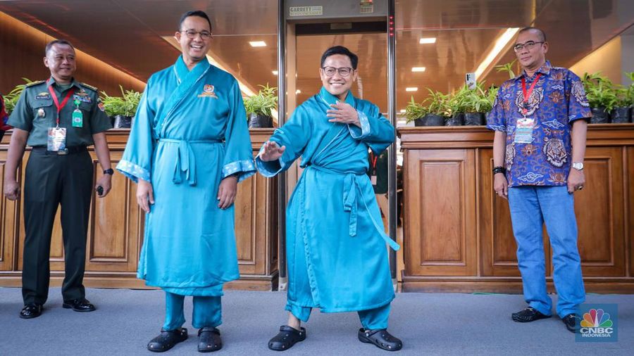 Pasangan bacapres dan bacawapres Anies Baswedan-Muhain Iskandar (Cak Imin) bersiap untuk menjalani tes kesehatan di RSPAD Gatot Soebroto, Jakarta, Sabtu (21/10/2023). (CNBC Indonesia/Faisal Rahman)