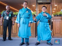 Gaya Silat Anies-Cak Imin Saat Tes Kesehatan di RSPAD