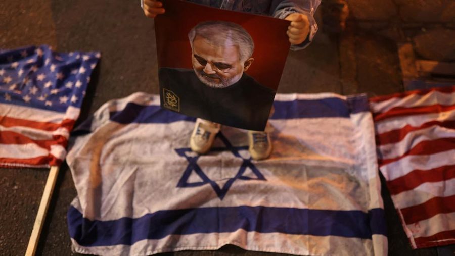 Seorang anak Iran memegang foto mendiang Mayor Jenderal Iran Qassem Soleimani, saat protes anti-Israel di Teheran, Iran, Jumat (20/10/2023). (Majid Asgaripour/West Asia News Agency via REUTERS.