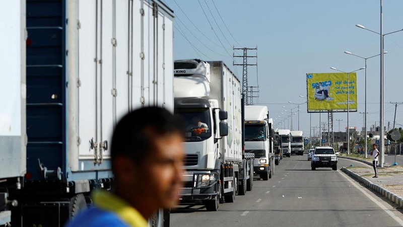 Truk-truk yang membawa bantuan kemanusiaan dari Mesir ke Gaza berada di perbatasan Rafah, selatan Jalur Gaza, Sabtu (21/10/2023). (REUTERS/Ibraheem Abu Mustafa)