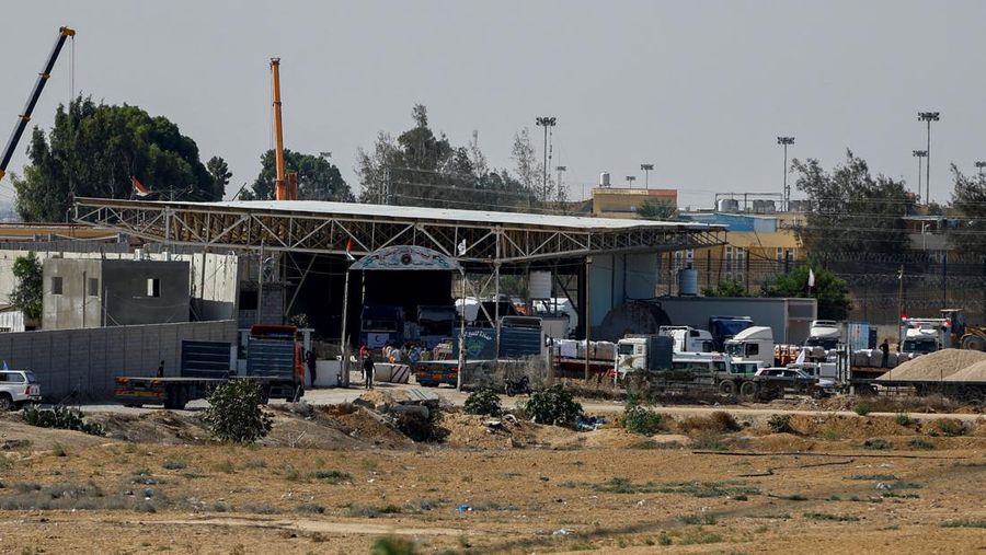 Truk-truk yang membawa bantuan kemanusiaan dari Mesir ke Gaza berada di perbatasan Rafah, selatan Jalur Gaza, Sabtu (21/10/2023). (REUTERS/Ibraheem Abu Mustafa)
