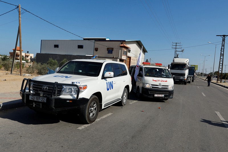 Truk-truk yang membawa bantuan kemanusiaan dari Mesir ke Gaza berada di perbatasan Rafah, selatan Jalur Gaza, Sabtu (21/10/2023). (REUTERS/Ibraheem Abu Mustafa)