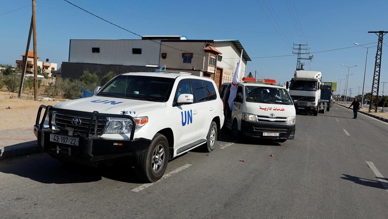Truk-truk yang membawa bantuan kemanusiaan dari Mesir ke Gaza berada di perbatasan Rafah, selatan Jalur Gaza, Sabtu (21/10/2023). (REUTERS/Ibraheem Abu Mustafa)