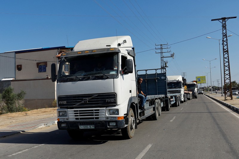 Truk-truk yang membawa bantuan kemanusiaan dari Mesir ke Gaza berada di perbatasan Rafah, selatan Jalur Gaza, Sabtu (21/10/2023). (REUTERS/Ibraheem Abu Mustafa)