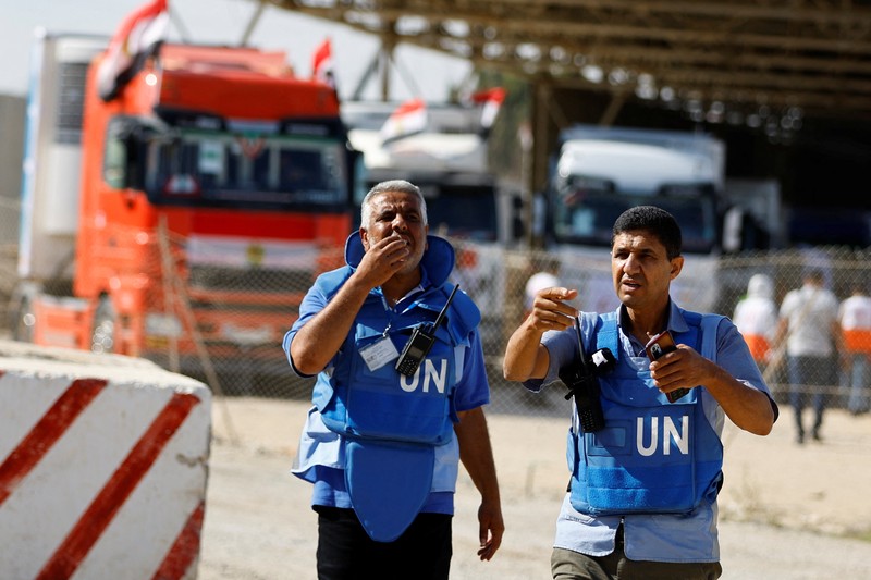 Truk-truk yang membawa bantuan kemanusiaan dari Mesir ke Gaza berada di perbatasan Rafah, selatan Jalur Gaza, Sabtu (21/10/2023). (REUTERS/Ibraheem Abu Mustafa)