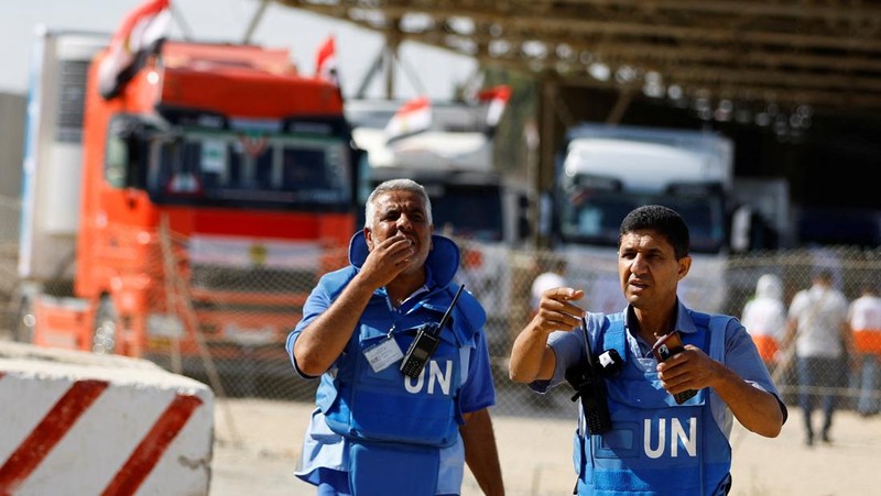 Truk-truk yang membawa bantuan kemanusiaan dari Mesir ke Gaza berada di perbatasan Rafah, selatan Jalur Gaza, Sabtu (21/10/2023). (REUTERS/Ibraheem Abu Mustafa)