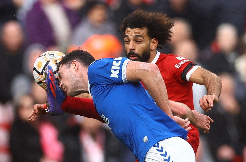 Penonton mengibarkan bendera Palestina saat berlangsungnya Derby Merseyside anatar Liverpool melawan di Stadion Anfield, kota Liverpool, Inggris, Sabtu (21/10/2023). (REUTERS/CARL RECINE) Penonton mengibarkan bendera Palestina saat berlangsungnya Derby Merseyside anatar Liverpool melawan di Stadion Anfield, kota Liverpool, Inggris, Sabtu (21/10/2023). (REUTERS/CARL RECINE)