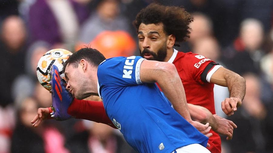 Penonton mengibarkan bendera Palestina saat berlangsungnya Derby Merseyside anatar Liverpool melawan di Stadion Anfield, kota Liverpool, Inggris, Sabtu (21/10/2023). (REUTERS/CARL RECINE)
