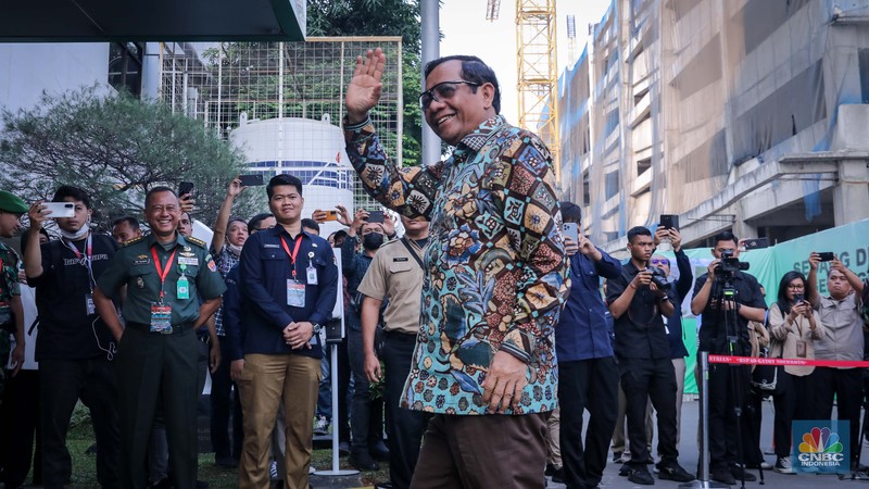 Pasangan bakal capres-cawapres Ganjar Pranowo dan Mahfud MD bersiap untuk menjalani pemeriksaan di RSPAD Gatot Soebroto, Jakarta, Minggu (22/10/2023).