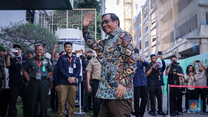 Pasangan bakal capres-cawapres Ganjar Pranowo dan Mahfud MD bersiap untuk menjalani pemeriksaan di RSPAD Gatot Soebroto, Jakarta, Minggu (22/10/2023).