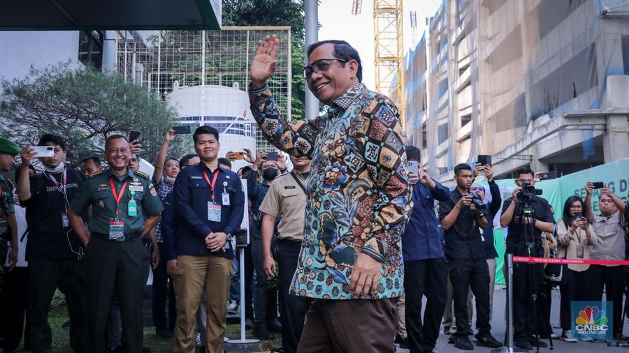 Bakal calon wakil presiden Mahfud MD tiba di RSPAD Gatot Soebroto, Jakarta, Minggu (22/10/2023).(CNBC Indonesia/Failsal Rahman)